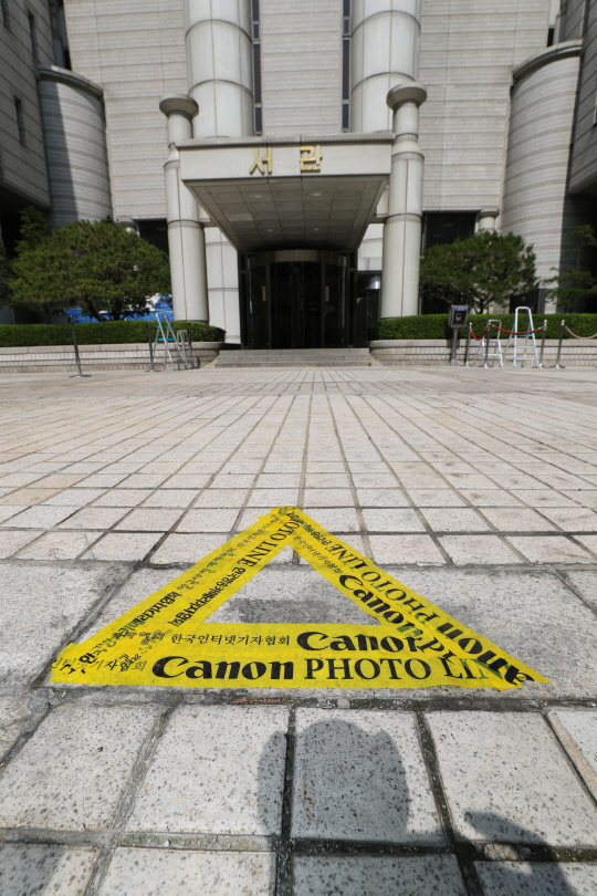 법원 앞 포토라인  이재용 삼성전자 부회장의 영장실질심사를 하루 앞둔 7일 서울 서초구 중앙지법 앞에 포토라인이 설치돼있다.  연합뉴스